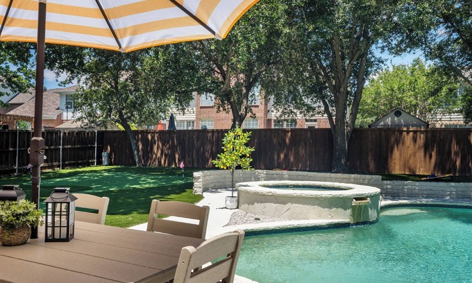 Flower Mound House | NEW King Bed Citrus Serene on Flower Mound