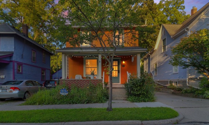 Old West Side House | NEW! La Casa Naranja 3-Bedroom Home - Pets Allowed