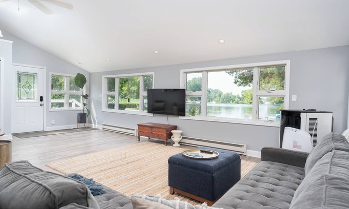 Gregory House | *NEW Lake house/18 miles from AA! 4BR/Sleeps 9*