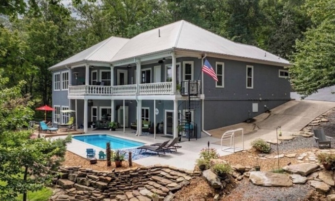 Quitman House | NEW! “Lake it Easy” a lakefront 6BR 6BA retreat, with pool and large game room!