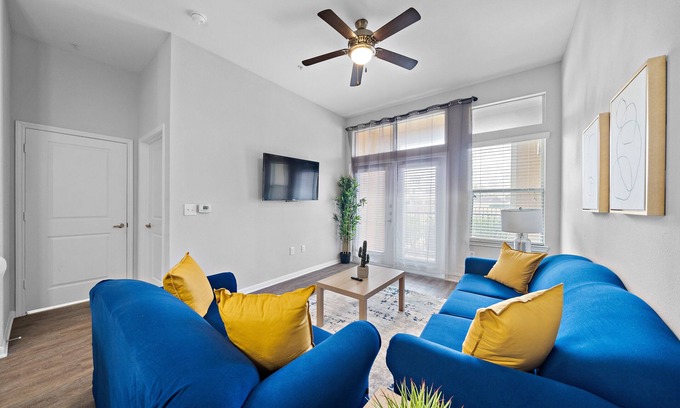 South Main Apartment | New Lake view King bed apartment by the NRG