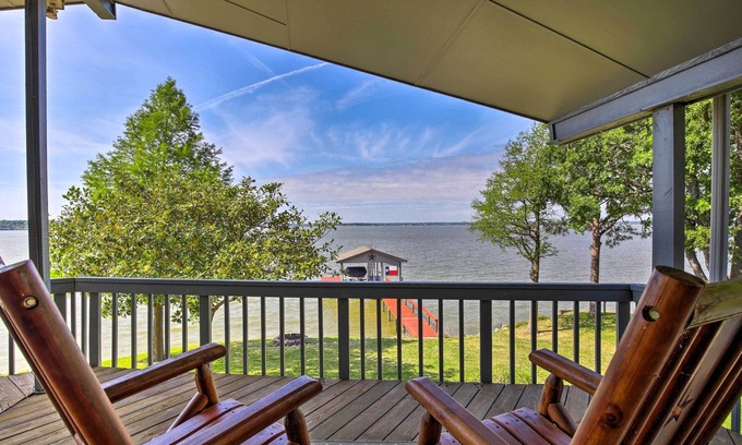 Gun Barrel City House | NEW! Lakefront Home on Cedar Creek w/ Game Room!