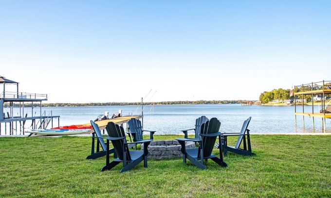 Carolyn Estates House | NEW Lakefront Luxury/5 bedroom/5 bathroom/LakeViews/Sleeps 18
