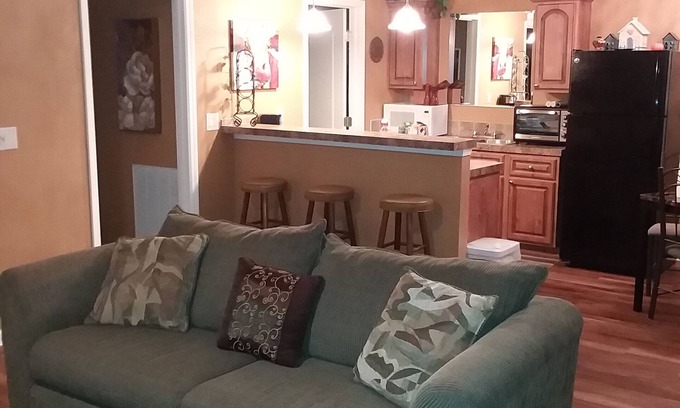 Braden River Cottage | NEW-Lakefront/on 5 acres/near Lakewood Ranch/Pool/Pet Friendly