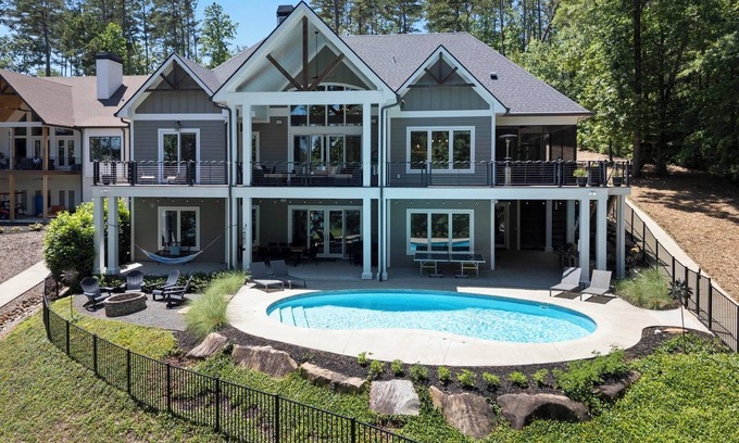West Union House | NEW LakeHome On The Water, LUXURY Sleeps 18, Pool, Dock, Beach, Close To Clemson