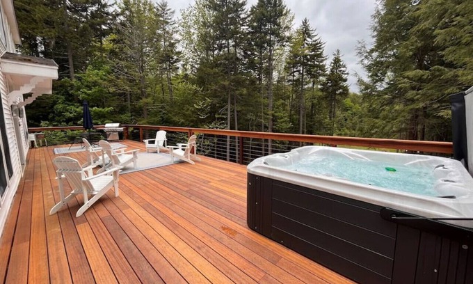 Wilmington House | New-Lakehouse w/Hot Tub. Min from town and Skiing