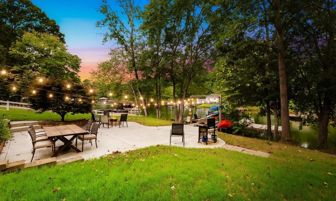 Mayhew House | NEW Lakeside Retreat! Kayaks, Ping Pong & Firepit