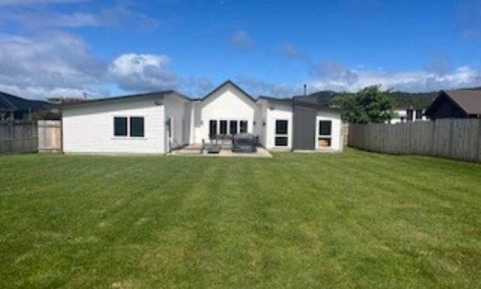 Kinloch House | New Large Luxury home in Kinloch, 3 mins walk to the lake front
