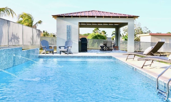 Arenales Bajos House | New Large Saltwater Pool-Quiet Area-5 min to beach