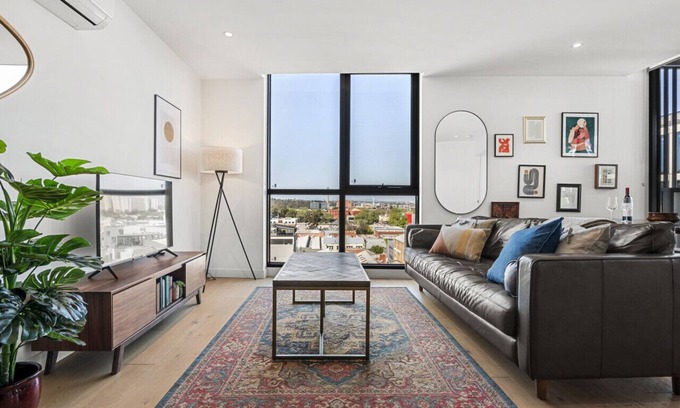 Collingwood Apartment | New - Light-Filled Artistic Retreat