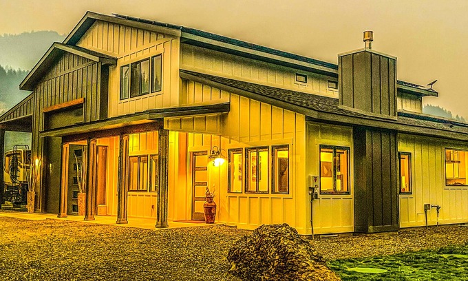 Naches Apartment | NEW LISTING! 1 bedroom, 1 bath loft apt above our beautiful Modern Farmhouse