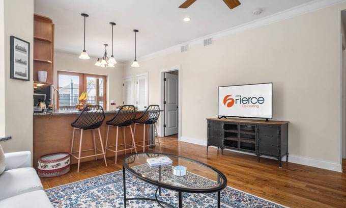 North Center Apartment | New Listing/20% Discount 32+/Fast Wi-Fi/1 Parking Spot!
