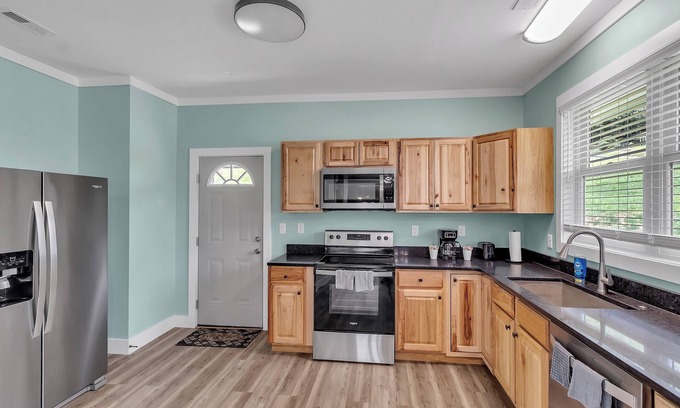 Waynesville House | [NEW LISTING!]3 min drive to Downtown & 33 min to the Blue Ridge Mountains.