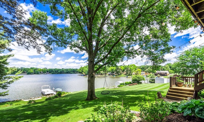 Drayton Plains House | New- listing! 6 BR wooded lakefront home.