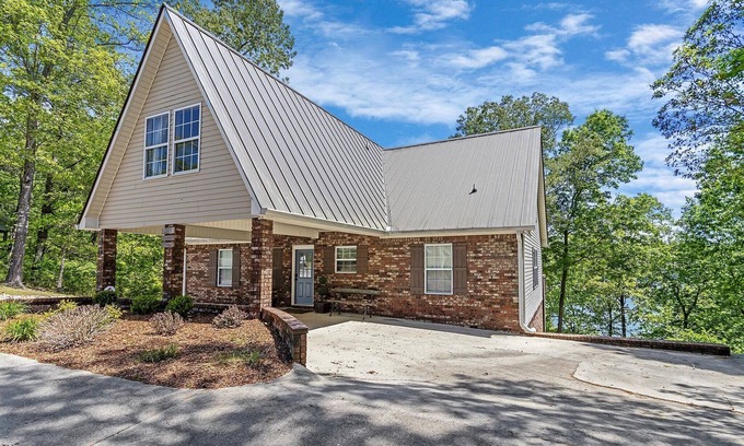 Crane Hill House | NEW LISTING Beautiful Lake Front Home on Smith Lake. Year Round Water!