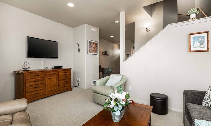 Florence Condo | *New Listing* Beautiful Condo in Historic Old Town Florence.Walk to The Marina, Restaurants, pets ok
