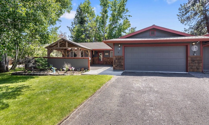 Southeast Bend House | New Listing! Bend Home ~ Dog Friendly ~ Fenced Yard ~ Hot Tub!