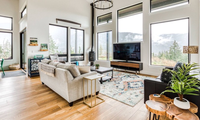 Stevenson House | New listing! Chic and stunning dog-friendly home w/ private hot tub & firepit!