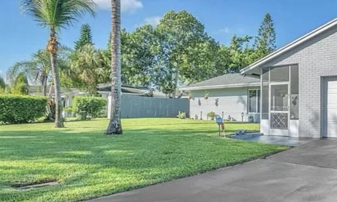 Royal Palm Beach House | NEW LISTING!!Cozy 4-bedroom house in enchanting Royal Palm Beach with AC, WiFi