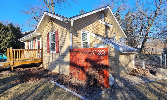 Lake Shangrila Cottage | New Listing! Cozy Lake Shangri-La Cottage! Big yard, fire pit, sleeps 4n