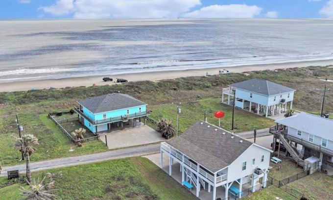 Crystal Beach House | NEW! LISTING DISCOUNTS! Short Walk to Beach - 2BR - Pets OK