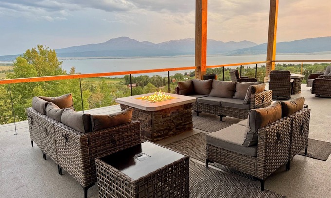 Island Park House | NEW LISTING! Elegant, Dramatic Mountain/Lake Views! 20 Mins to Yellowstone NP!