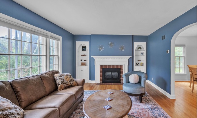 Regent House | NEW LISTING! Entire House for Rent Fully Equipped Walking Distance