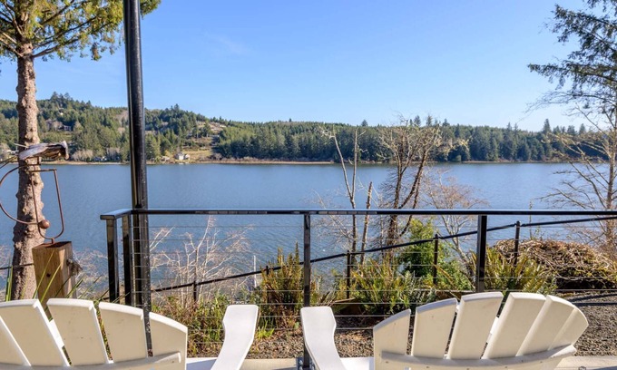 Dunes City House | New Listing Fabulous Lakefront Home on Siltcoos Lake, Private Dock, Hot Tub, Kayaks, BBQ
