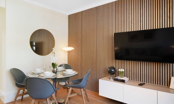 Queen's Gate Apartment | NEW LISTING! Fantastic location for discovering London