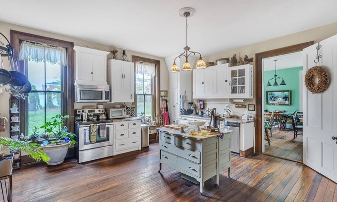 Glasgow Apartment | NEW LISTING! Greer Room by Main Street Bed & Breakfast