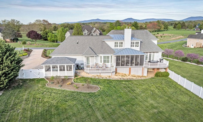 Luray House | ☆New Listing☆ Hot Tub ◇ Movie Room ◇ Game Room ◇ Fire Pit ◇ Dog-friendly