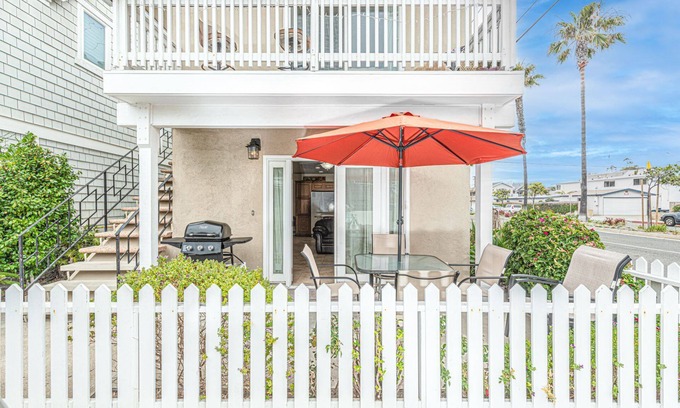West Newport Condo | NEW LISTING! | Ideal Vacation Headquarters! | 1 Block to Beach! | Walk to all the Hot Spots