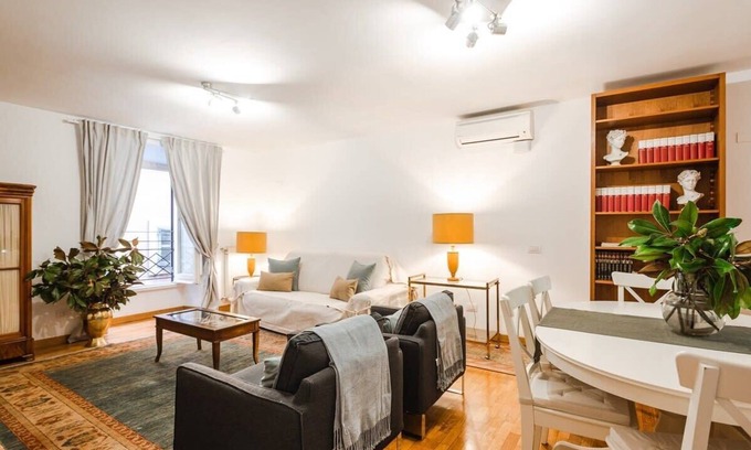 Rione VIII Sant'Eustachio Apartment | New Listing: La Magnolia, A/C, Balcony, Office, Piazza Navona/Spanish Steps