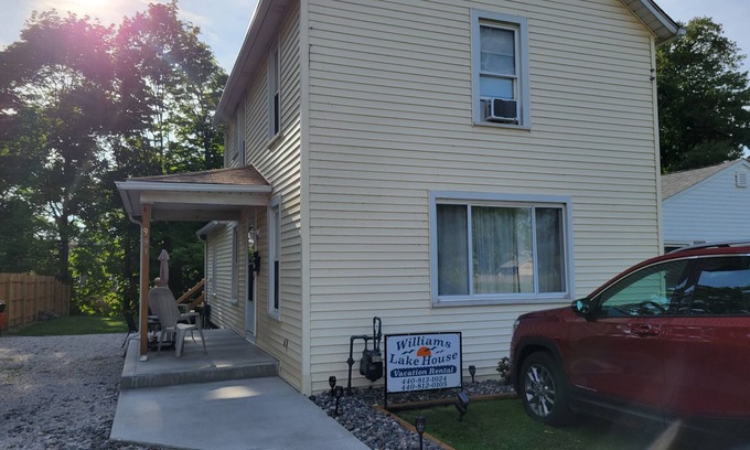 Conneaut House | New listing Lake House 2 minute walk to beach