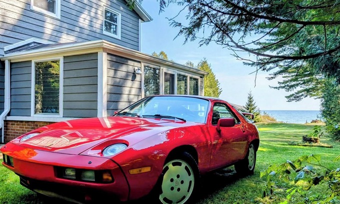 Cleveland House | New Listing: Lake Michigan beach home: kayaks, games, PS5, foosball, volleyball