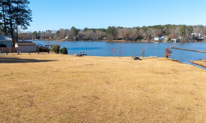 Snellville House | New Listing! Lake Views - Rustic Cabin Experience in Snellville - Community Pool and Lake Access