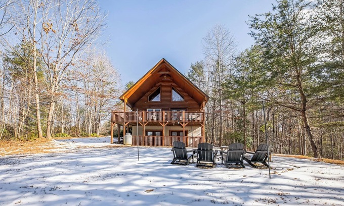 Sweetbriar Farms Cabin | *New Listing* Log Cabin in Lake Lure ~ Hot Tub ~ Fire pit
