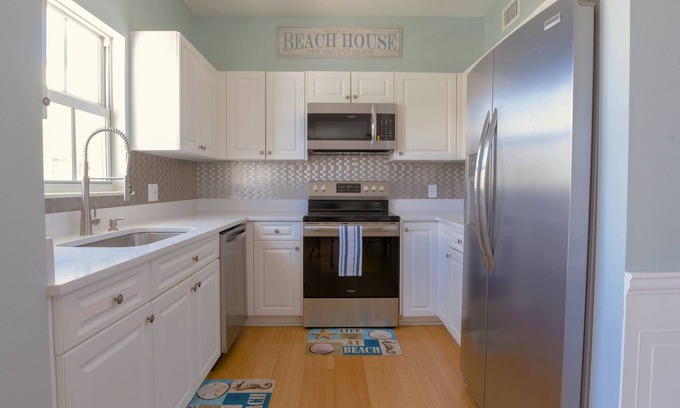 New Smyrna Beach Condo | *New Listing* Luxury Courtyard Condo! Walk to Beach/Restaurants/Shops. Free WiFi