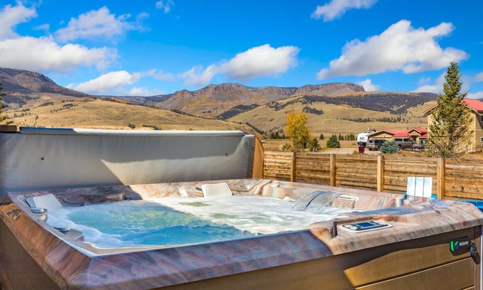Creede House | New Listing! Luxury Home, Private Hot Tub, Mountain Views, Pet-Friendly