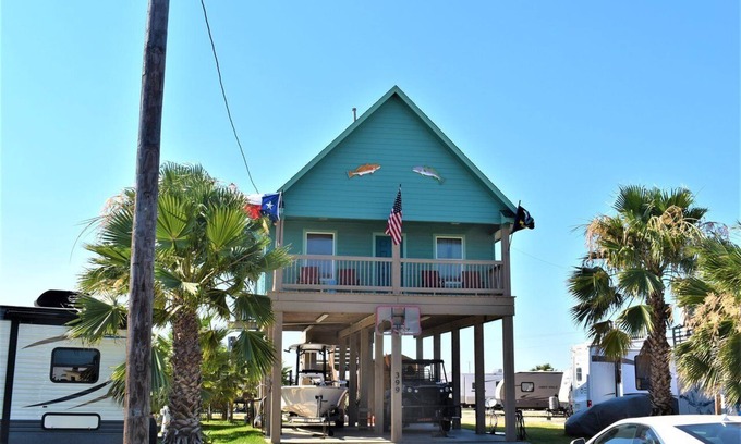 Cedar Lane House | NEW LISTING! Minutes away from Beach, Intercoastal, & boat ramp. Great Fishing!