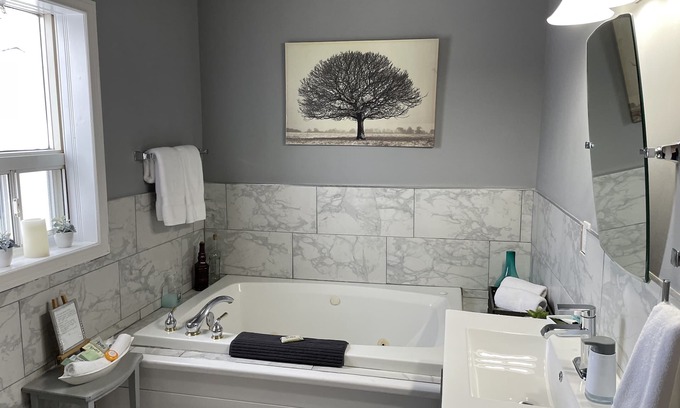 Niagara Falls Apartment | NEW LISTING ♥ Penthouse Jacuzzi Suite On The Niagara Parkway !
