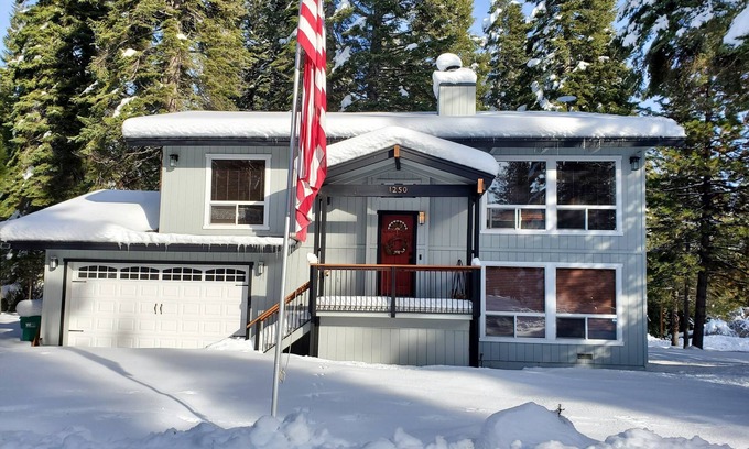 Lake Almanor Country Club House | New Listing! Perfect location around the corner from Rec 2 in LACC!