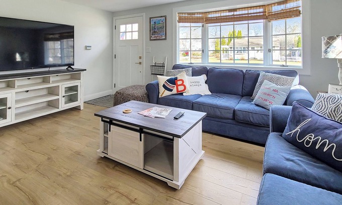 Mara Vista House | NEW LISTING! Pristine 2BD-A/C, Comfortable Furnishings, Outdoor Shower, Fire Pit & Grill