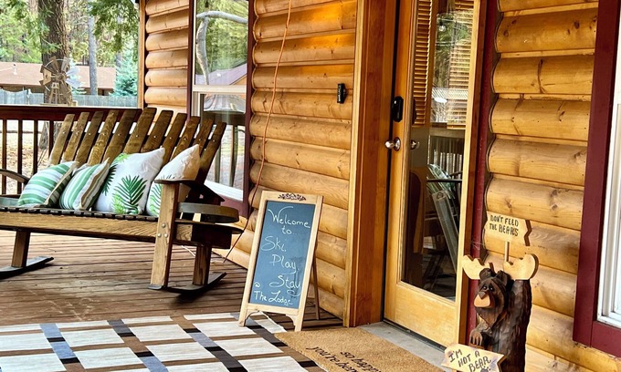 Naches House | NEW LISTING! Ski, Play, Stay @ The Lodge is loaded! Hot tub, BBQ, sleeps 10