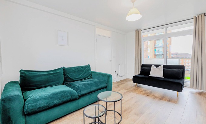Seven Sisters Apartment | New Listing! Spacious 2BR, North London 2 minutes to Tube Station