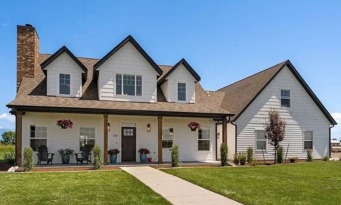 Manhattan House | New Listing! Spacious Manhattan home great for groups! Near Belgrade & Bozeman.