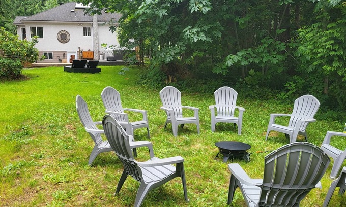 Courtenay House | New Listing -SPECTACULAR 3 acer 4 BR 2 seperate suite private oasis with it all
