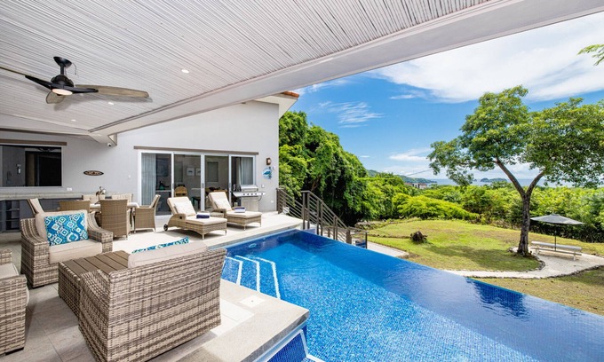 Panama Beach House | NEW LISTING! Stunning Family Retreat in Hermosa Beach Your Perfect Vacation Home