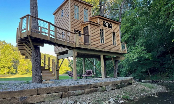 Malaga Cabin | -New Listing- The Royal Roost Treehouse at Owl Hollow is a unique treehouse.