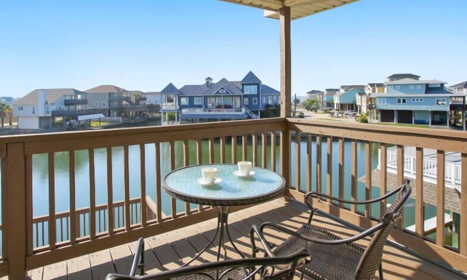 Hitchcock House | New Listing! Waterfront Home on Tiki Island, Only 5 Miles to Galveston-Tiki Retreat